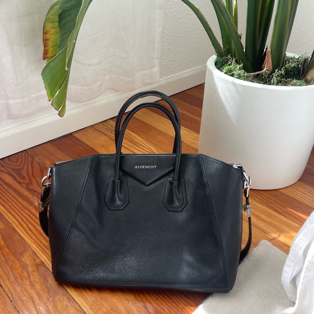 Givenchy Medium Antigona Tote in Grained Leather